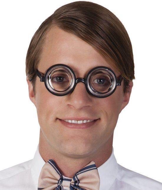 Man met bril met ronde, vergrotende glazen en gestreept strikje.