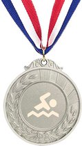 Akyol - zwemmen medaille zilverkleuring - Zwemmen - beste zwemmer - gegraveerde sleutelhanger - zwemmen cadeau - zwemdiploma cadeau - sport - gepersonaliseerd - sleutelhanger met naam