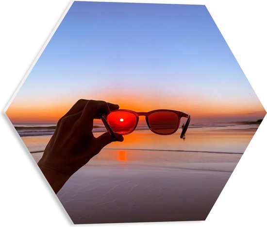 PVC Schuimplaat Hexagon - Strand - Zee - Water - zand - Zonsondergang - Hand -Bril - 40x34.8 cm Foto op Hexagon (Met Ophangsysteem)