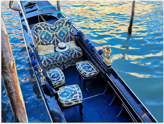 Poster Glanzend – Blauwe Gondel met Gouden Details op de Wateren van Venetië - 40x30 cm Foto op Posterpapier met Glanzende Afwerking