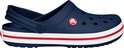 Sabot Crocs bleu marine avec bande rouge et blanche, logo "Crocs" sur le côté.
