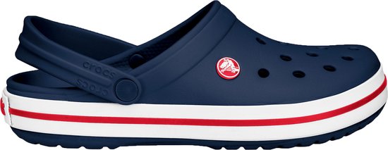 Sabot Crocs bleu marine avec bande rouge et blanche, logo "Crocs" sur le côté.