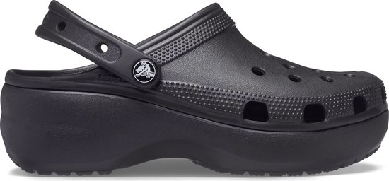 Zwarte Crocs klomp met plateauzool, zijaanzicht.