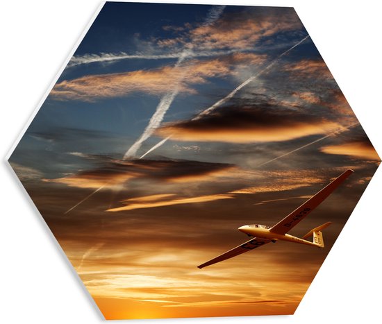 PVC Schuimplaat Hexagon - Wit Zweefvliegtuig Vliegend tijdens Zonsondergang - 40x34.8 cm Foto op Hexagon (Met Ophangsysteem)