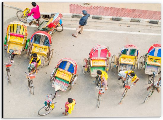 Dibond - Bovenaanzicht van Lokale Mensen in Tuktukfietsen - 40x30 cm Foto op Aluminium (Met Ophangsysteem)