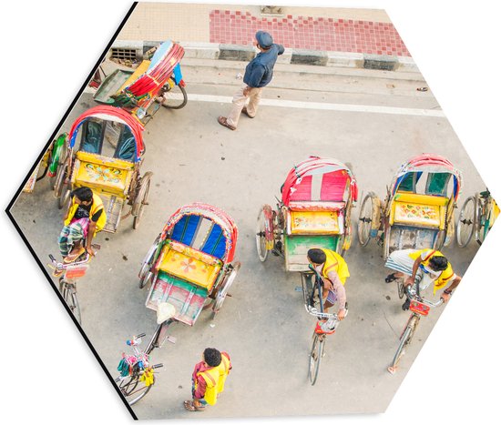 Dibond Hexagon - Bovenaanzicht van Lokale Mensen in Tuktukfietsen - 40x34.8 cm Foto op Hexagon (Met Ophangsysteem)