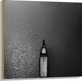 Hout - Bovenaanzicht van Houten Boot Varend over het Water (Zwart- wit) - 80x80 cm - 9 mm dik - Foto op Hout (Met Ophangsysteem)