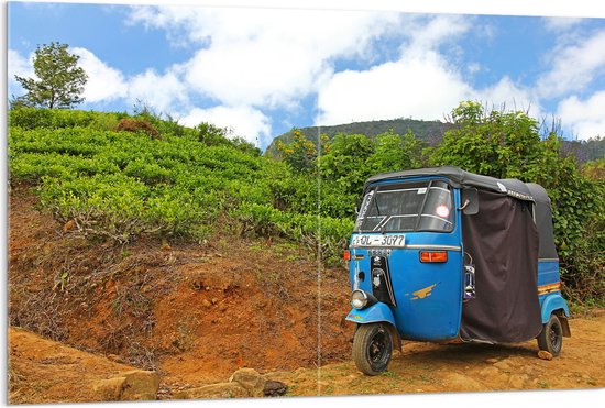 Acrylglas - Blauwe Tuktuk Geparkeerd voor Heuvel - 120x80 cm Foto op Acrylglas (Met Ophangsysteem)