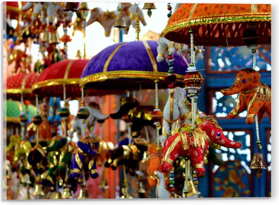 Acrylglas - Traditionele Olifantjes aan Lampionnen op Buitenlandse Diwali Markt - 40x30 cm Foto op Acrylglas (Met Ophangsysteem)