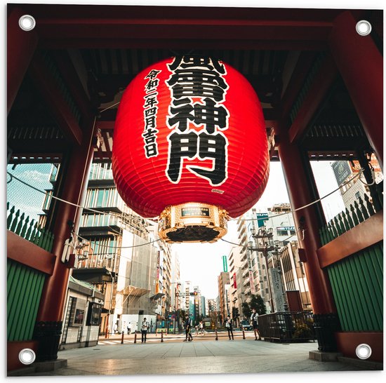 Tuinposter – Mega Rode Lampion met Chinese Tekens in Grote Stad - 50x50 cm Foto op Tuinposter (wanddecoratie voor buiten en binnen)