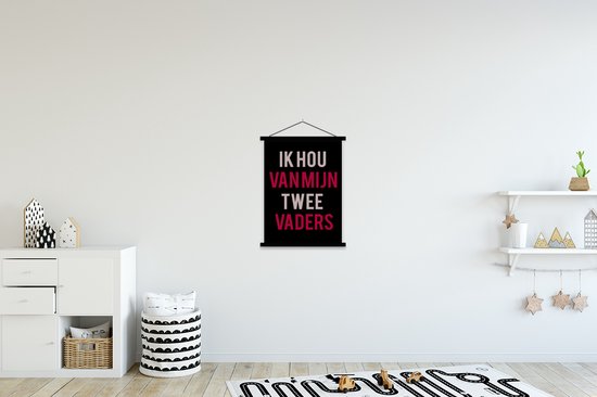 Posterhanger incl. Poster 90x120 cm - Schoolplaat - Quotes - Ik hou van mijn twee vaders - Papa - Spreuken - Textielposter - Zwarte latten - Vaderdag cadeau - Geschenk - Cadeautje voor hem - Tip - Mannen