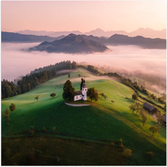 Poster (Mat) - Huisje - Gebouw - Landschap - Berg - Mist - Wolk - Bomen - Bossen - 100x100 cm Foto op Posterpapier met een Matte look