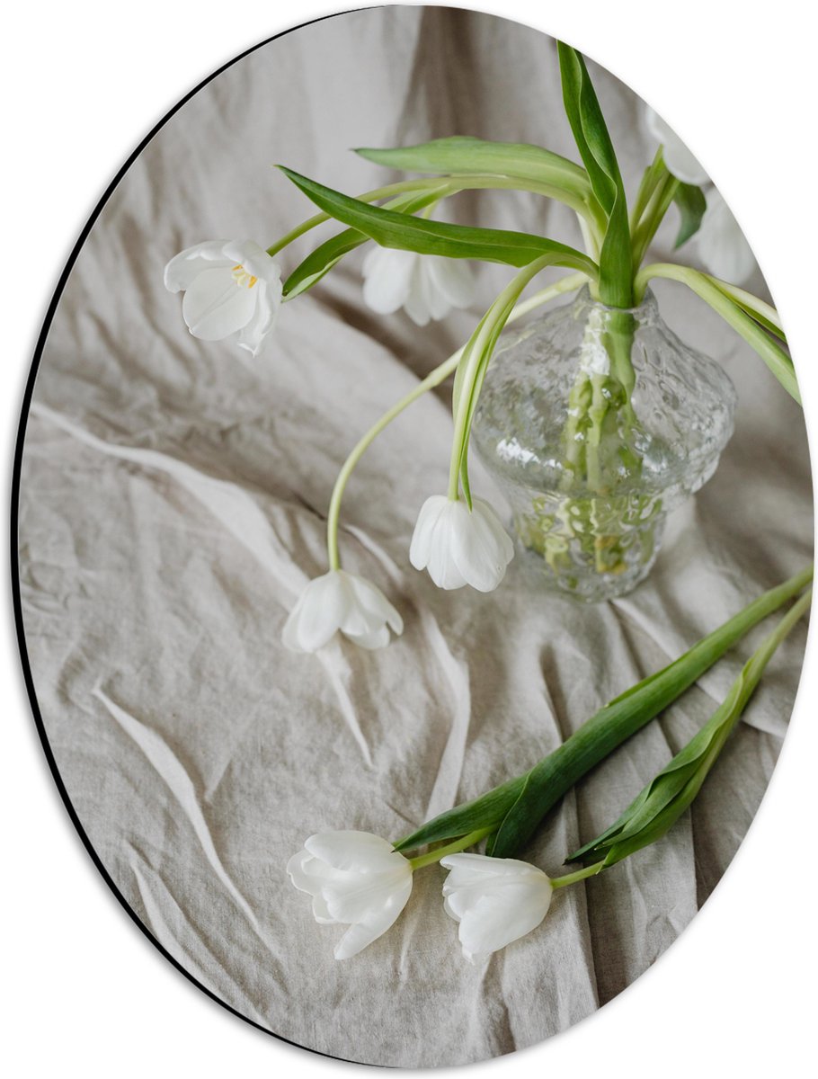 Dibond Ovaal - Witte Bloemen in Vaas op Wit Laken - 30x40 cm Foto op Ovaal (Met Ophangsyst