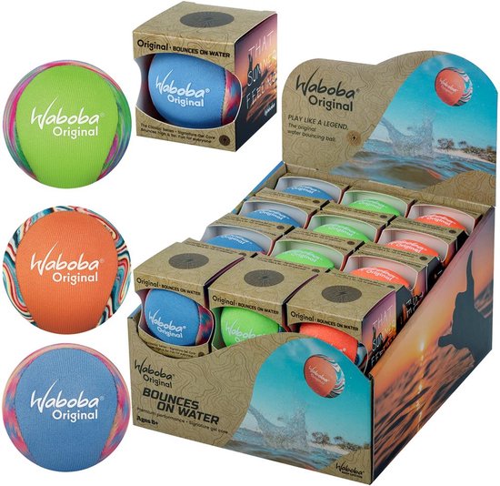 Drie Waboba Original ballen (groen, oranje, blauw) en een display vol ballen.