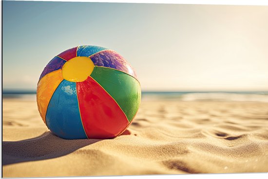 Dibond - Kleurrijke Strandbal Liggend in het Zand - 90x60 cm Foto op Aluminium (Met Ophangsysteem)