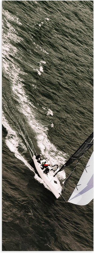 Poster (Mat) - Bovenaanzicht van Zeiler op Zeilboot over het Water - 20x60 cm Foto op Posterpapier met een Matte look