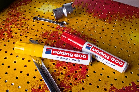 Gele en rode edding 800 permanente markers op een roestige gele achtergrond.