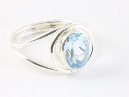 Opengewerkte zilveren ring met blauwe topaas - maat 18.5