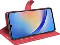 Rode telefoonhoes in staande modus met telefoon, de klep dient als standaard.