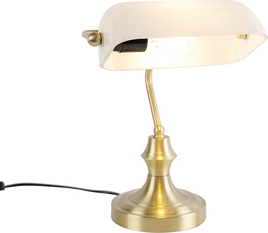 Lampe de bureau dorée avec abat-jour blanc, posée sur un fond blanc.