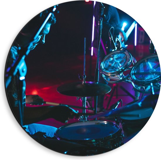 Dibond Muurcirkel - Drummer op het Podium bij Paarse Lampen - 40x40 cm Foto op Aluminium Muurcirkel (met ophangsysteem)