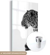 MuchoWow® Glasschilderij 40x60 cm - Schilderij acrylglas - Luipaard in de sneeuw - zwart wit - Foto op glas - Schilderijen