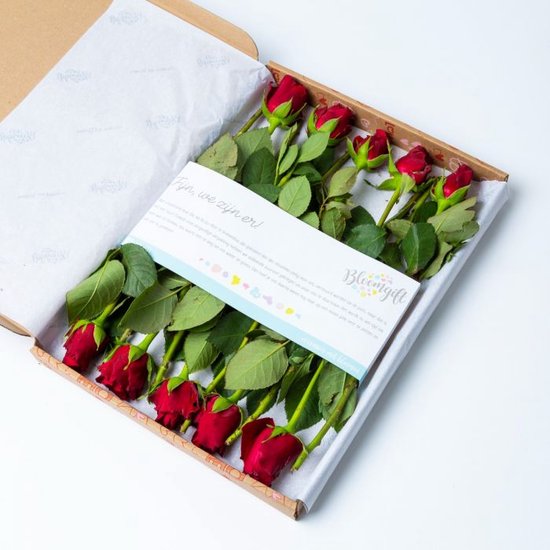 Foto: Bloomgift brievenbus bloemen rode rozen 10 stelen vers van de kweker liefde cadeau
