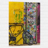 Muursticker - Zwarte Fiets Geparkeerd bij Graffiti Muur - 70x105 cm Foto op Muursticker