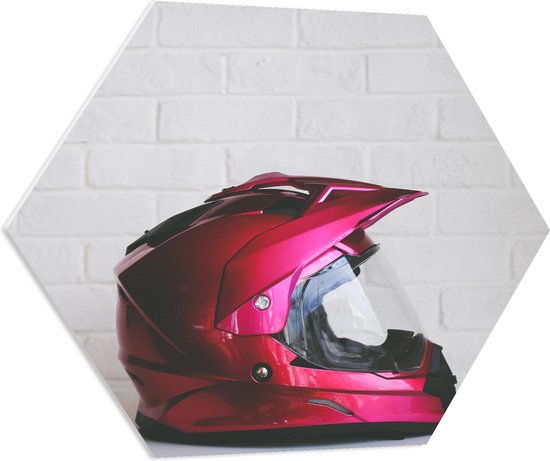 PVC Schuimplaat Hexagon - Roze Motor Helm voor Witte Bakstenen Muur - 70x60.9 cm Foto op Hexagon (Met Ophangsysteem)