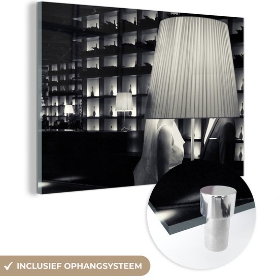 Glasschilderij - Vrouw - Man - Lamp - Zwart - Wit - Foto op glas - Woondecoratie - Schilderij glas