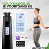 Vrouw met springtouw, naast Tunturi springtouw met display en telefoon met trainingsapp.