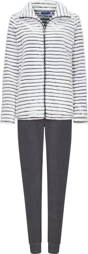 Model in een lichtgrijs gestreept fleece jasje met rits en donkergrijze, effen fleece broek.