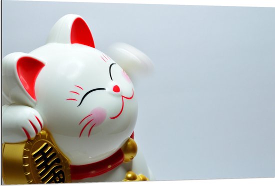 Dibond - Japans Maneki Neko Kattenbeeldje in het Rood met Wit en Goud - 120x80 cm Foto op Aluminium (Wanddecoratie van metaal)