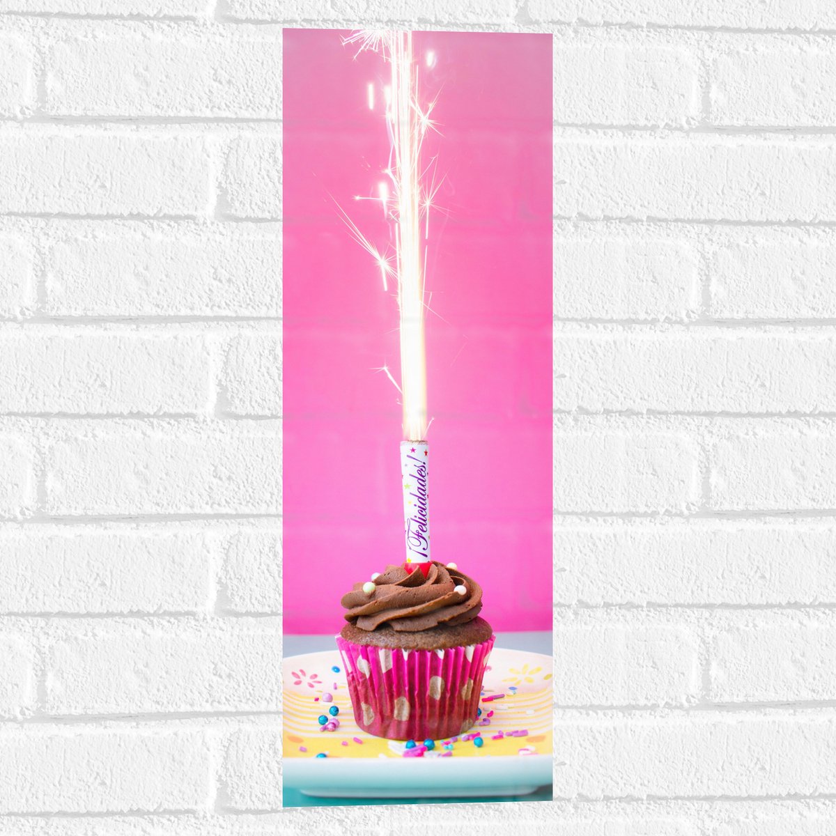 Muursticker - Verjaardagscupcake met Chocolade Topping en Fontein - 20x60 cm Foto op Muurs