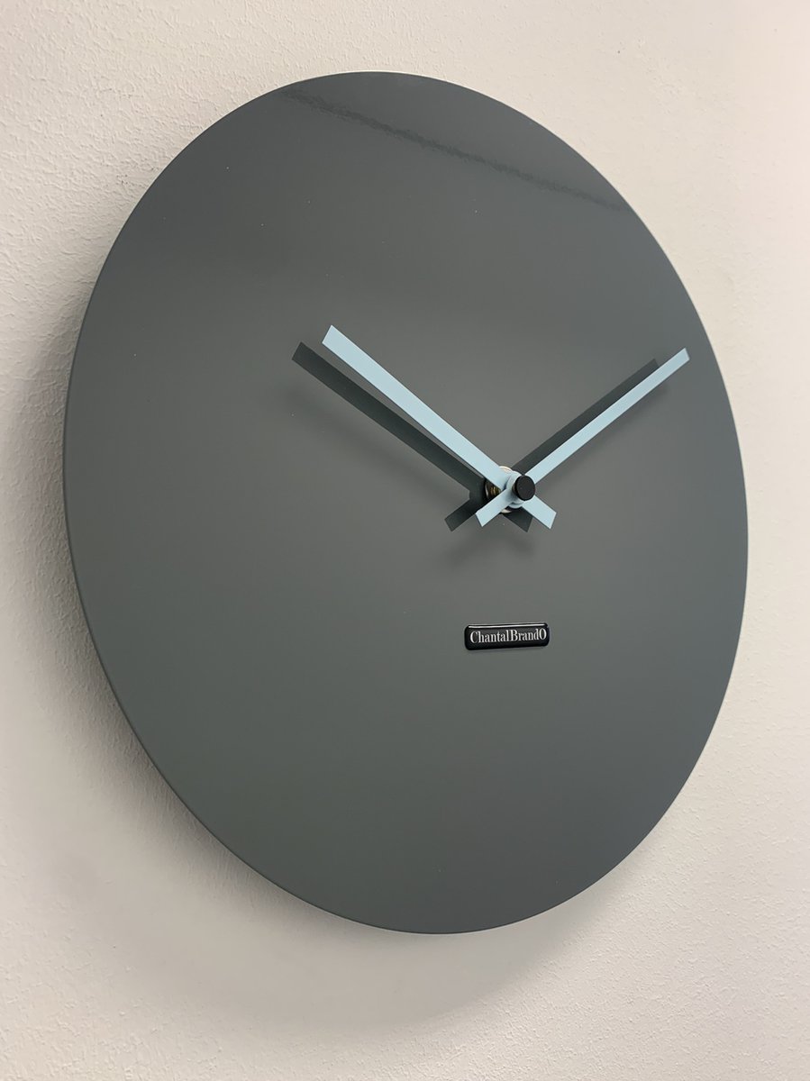 Wandklok CHANTALBRANDO -- MOONTAN GREY NARDO -- MODERN DESIGN -- MADE IN HOLLAND-- GRIJS
