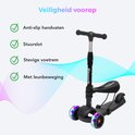 Zwarte driewielstep met kenmerken: anti-slip handvatten, stuurslot, stevige voetrem en leunbeweging, met lichtgevende wielen.