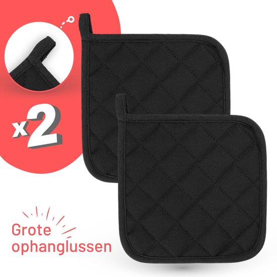 Deux maniques noires matelassées avec de grandes boucles de suspension.