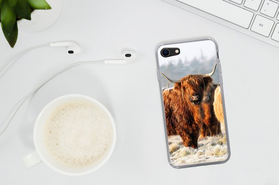 Coque iPhone SE 2020 - Highlanders écossais - Neige - Forêt - Coque de téléphone en Siliconen