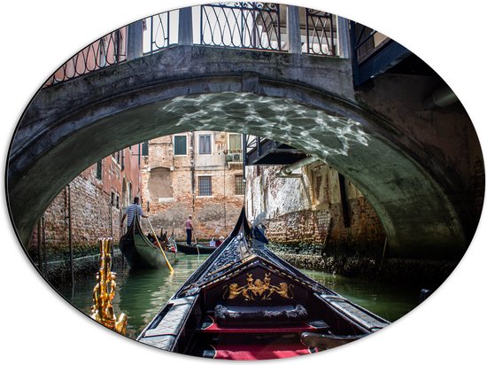 Dibond Ovaal - Traditionele Italiaanse Gondel door de Wateren van Venetië - 56x42 cm Foto op Ovaal (Met Ophangsysteem)