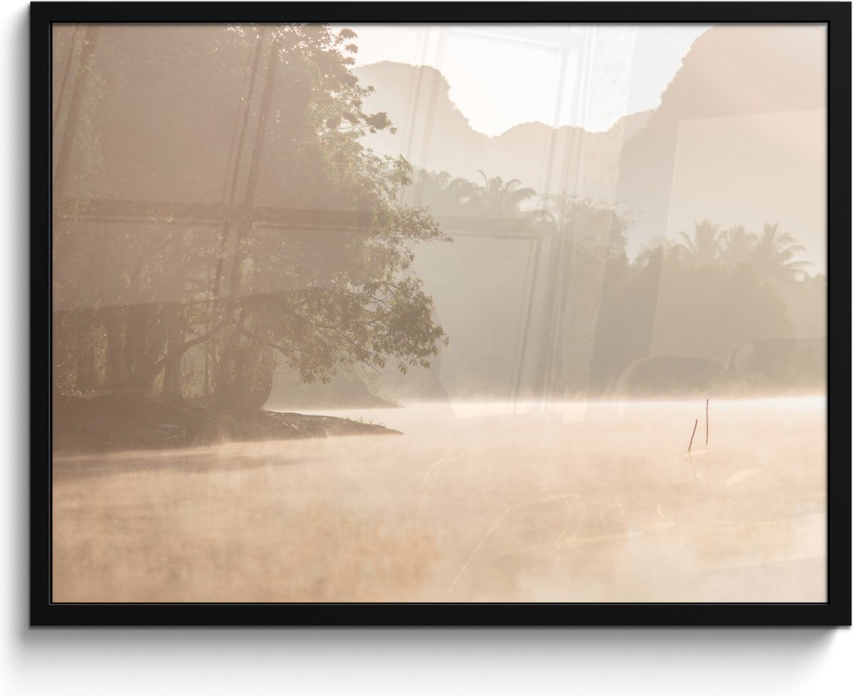 FrameYourWall Poster in lijst - Fotolijst 80x60 cm - Posters - Landschap - Bos - Water - Mist - Beige - Posterlijst zwart - Wanddecoratie badkamer - Muurdecoratie WC - Decoratieve accessoires - Toilet muur decoratie Beige - Landschap