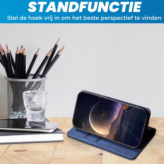 Étui portefeuille bleu en mode support, le téléphone affiche un ciel étoilé.
