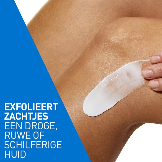 Hand brengt CeraVe crème aan op droge, ruwe of schilferige huid.