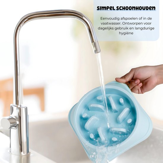Blauwe voerbak wordt onder een kraan schoongespoeld.