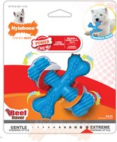 Verpakking van een blauw Nylabone Extreme Chew X Bone speeltje voor honden tot 11 kg. Er staat "Beef flavor" op.