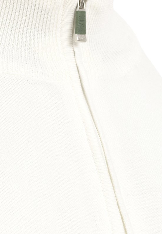 Close-up van de ecru trui met rits, met groene pull-tab met logo.