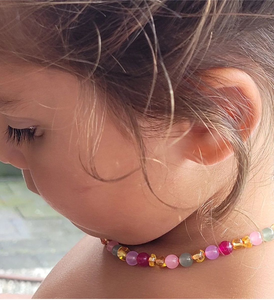 Goedkoopste Bracelets by Nature-Barnsteen-Kinderketting-Originele Baltische Barnsteen-Kleur Lemon-Diverse Natuurstenen-32cm-Draaisluiting-Kindercadeau-Kraamcadeau-Babycadeau-Handgemaakt-Barokkraaltjes-voor baby en peuter