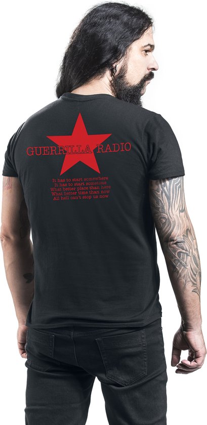 Zwart t-shirt met achterop een rode ster, 'GUERILLA RADIO' en songtekst op een getatoeëerd model.