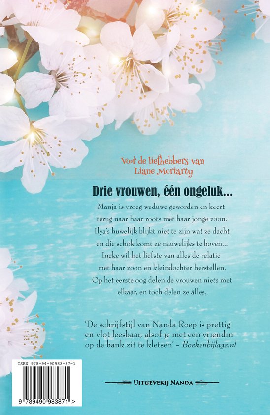 Achterkant boek met tekst: 'Drie vrouwen, één ongeluk...' en bloesems. Geschreven door Nanda Roep.