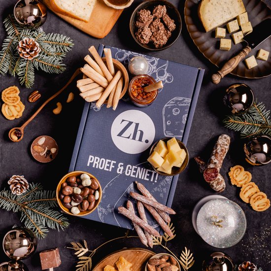 Kerstcadeaupakket met kaas, worst, broodstengels, noten, bonbons en een fles rode wijn.