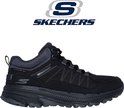 Zwarte mid-cut wandelschoen met grijs mesh, veters en zool. Skechers logo boven de schoen. Tekst: 'WATERPROOF', 'GO TRAIL'.